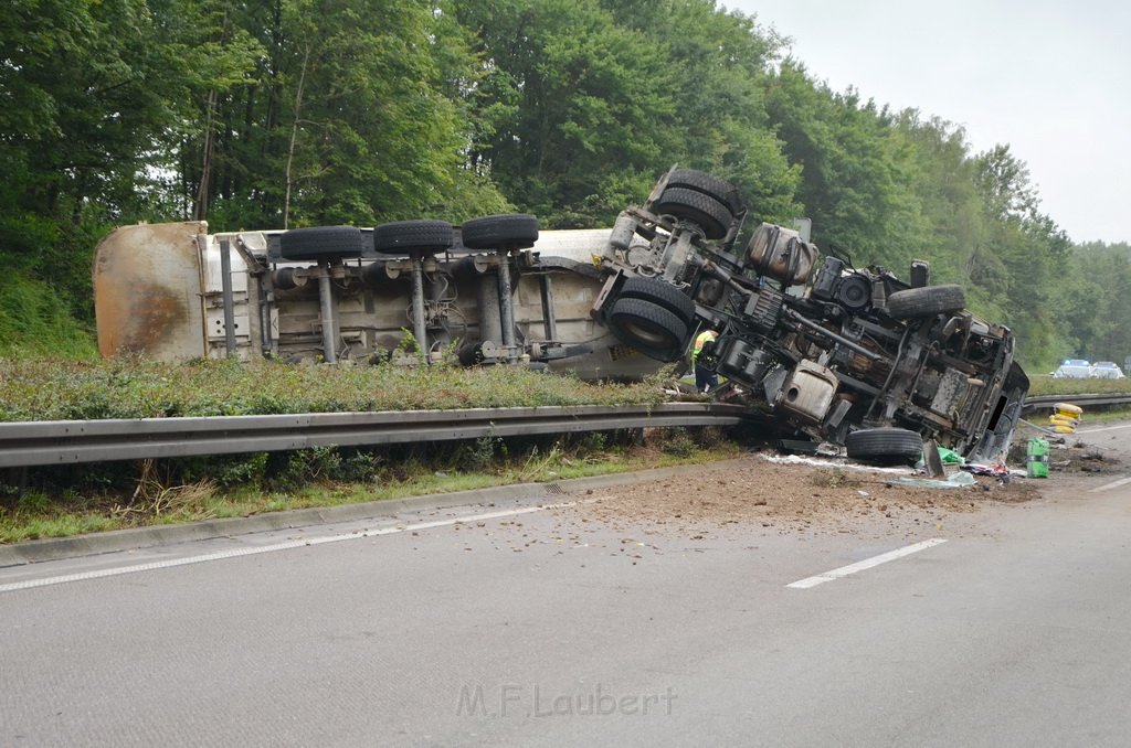 LKW umgestuerzt A 1 Rich Saarbruecken P002.JPG